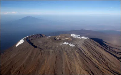 Quel est le nom de cette montagne de Tanzanie composée de 3 volcans dont un culmine à 5 892 m, point culminant de l'Afrique ?