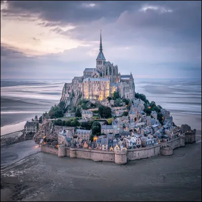 Le Mont-Saint-Michel appartient à la Bretagne.