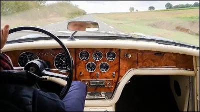 Quel est le tableau de bord de cette voiture de grand tourisme des années 60 ?