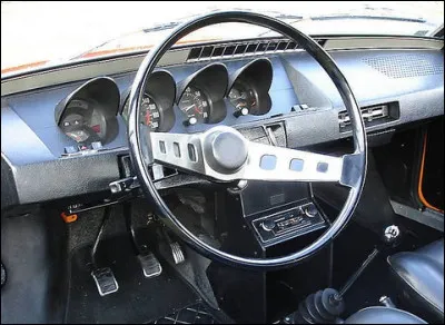 Dans quelle voiture est monté ce tableau bord aux allures sportives ?