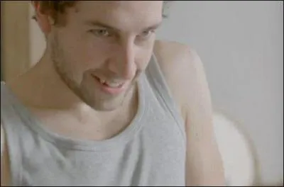 Une publicit pour Ikea, en Autriche, prsente une scne d'adultre : un homme a du mal  rester droit dans ses bottes quand sa moiti lgitime dbarque  un moment chaud. Quel est le casting