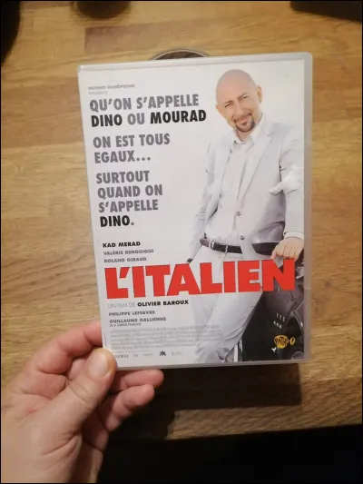 De quelle concession automobile Kad Merad est-il le vendeur dans le film "L'Italien" ?