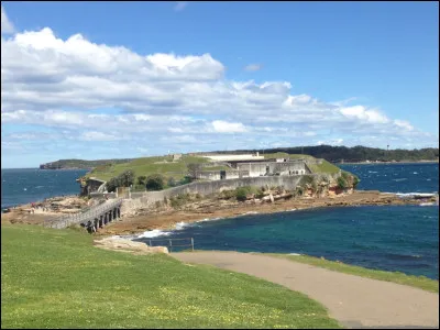 En janvier 1788, il arrive à Botany Bay où il observe l'installation d'une colonie britannique. À quelle ville actuelle correspond ce site ?