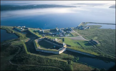 La Pérouse participe à ses premiers combats en 1757, à Louisbourg sur l'île Royale, devenue l'île du Cap-Breton. Où se trouve-t-elle ?