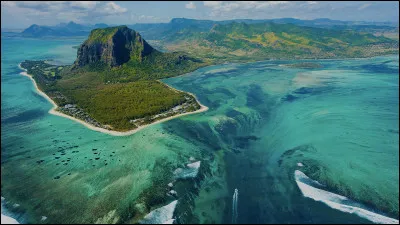 Après 1763 la France reste en paix pendant 15 ans. La Pérouse travaille dans le transport maritime. Il s'installe ensuite plusieurs années sur l'île de France. Quel est son nom actuel ?