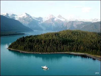 L'expédition part ensuite très au nord et atteint en juin 1786 la région du mont Saint-Élie, situé sur la frontière entre le Canada et l'Alaska. Quelle est son altitude ?