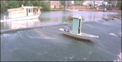 De quel film est extraite cette photo avec Galabru installé dans les cabinets sur une barque ?