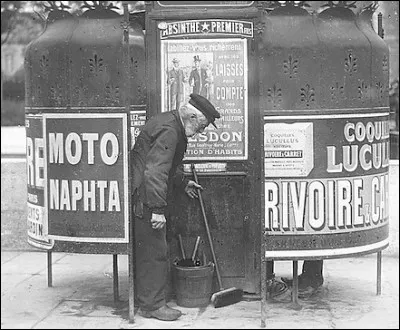 Comment se nomment ces urinoirs publics du XIXe siècle ?