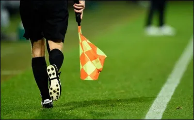 Sur un terrain de foot, que conseille-t-on à un arbitre partial ?