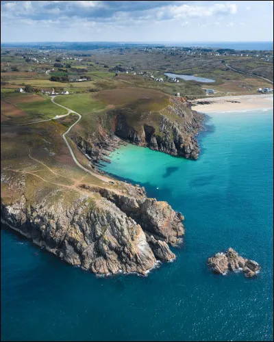 Quelle baie du Finistère sépare la pointe du Raz de la pointe de Van ?