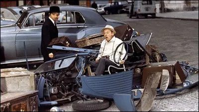 Dans le film "La Grande Vadrouille", Bourvil voit sa 2CV entièrement détruite par un accrochage avec la Bentley de Louis de Funès.