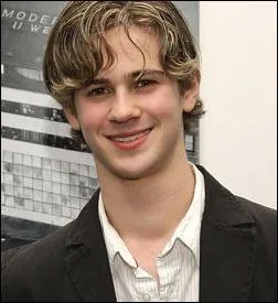 Connor Paolo est Erik, le frre homosexuel de Selena. Dans quel film incarnait-il un Colin Farrell adolescent et blond ?