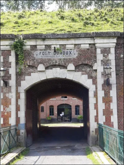 Paul Descamps, né le 6 mars 1903 à Bruay-en-Artois (Pas-de-Calais), fut fusillé à Arras le 5 novembre...