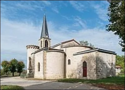 Une exploratrice fait une halte à Dorat. Village d'Auvergne-Rhône-Alpes, dans l'arrondissement de Thiers, il se situe dans le département ...