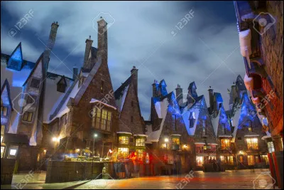 Quel est le nom du village proche de Poudlard ?