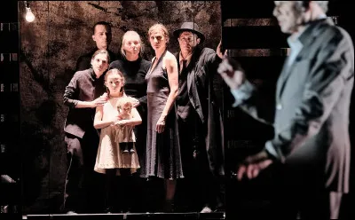 "Six personnages en quête d'auteur" est une pièce de théâtre écrite par ...