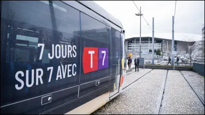 Qui était la présentatrice du magazines télévisé hebdomadaire "7 sur 7" ?