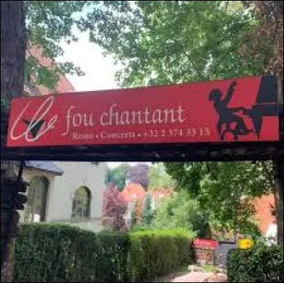 Qui était surnommé "Le fou chantant" ?