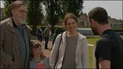 Elle est Pauline Duhez, infirmière dans le Pas-de-Calais, dans ce film de Lucas Belvaux qui décrit l'implantation dun parti dextrême droite dans le Nord de la France :