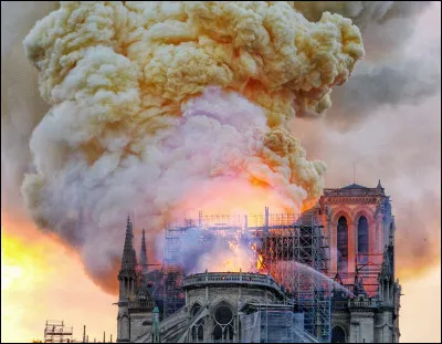 C'est encore un 15 avril qu'a eu lieu un gigantesque incendie qui a marqué les mémoires. Lequel ?