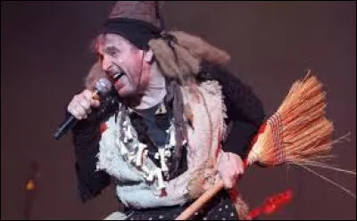 Dans quelle chanson du Grand Orchestre du Splendid peut-on entendre ces paroles : "Oui, je suis la sorcière (horreur)/ J'suis vieille, j'suis moche, j'suis une mégère (horreur, malheur)/ Oui, oui, oui, sur mon balai maudit (horreur)/ J'aime bien faire mal aux tous petits" ?