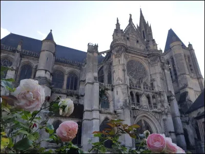 Quel est le nom de la cathédrale de la ville de Senlis construite aux XIIe et XIIIe siècme ?