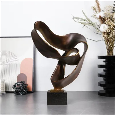 Dans la clairière au sein de la ville de Compiègne se dresse une sculpture sur laquelle est inscrit le mot paix dans 52 langues. En quelle matière a été réalisée cette sculpture ?