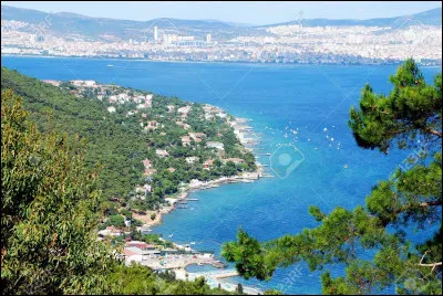 Comment s'appelle la mer située entre les détroits du Bosphore et des Dardanelles ?