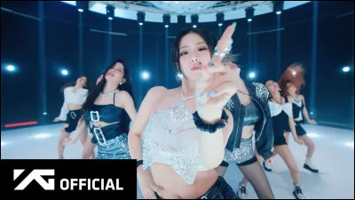 Dans FOREVER, vers la fin, qui est dans la voiture avec la robe rose ?