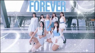 Dans FOREVER, vers la fin, qui est dans la voiture avec la robe rose ?