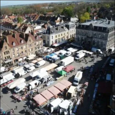 Quel bâtiment, dont un exemple célèbre se trouve à Bergues, symbolisait au Moyen Âge les libertés communales accordées par un suzerain et abritait généralement une bancloque ?