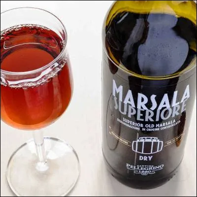 Quel dessert italien, qui aurait été importé en France par Catherine de Médicis, implique dincorporer de lalcool, généralement du marsala, à du jaune d'uf ?