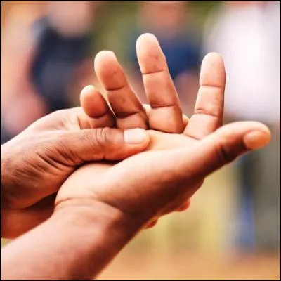 Quel doigt de la main, important pour les mouvements latéraux, était appelé le honteux en ancien français ?