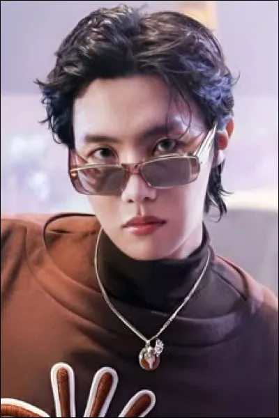 Entre ses deux chansons, MONA LISA et Sweet Dreams, laquelle a le plus de vues ?