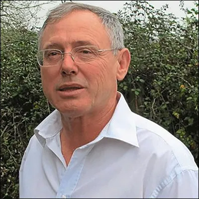 Quel est aujourd'hui l'historien ayant rédigé une thèse qualifiant les guerres de Vendée de "génocide vendéens" ?