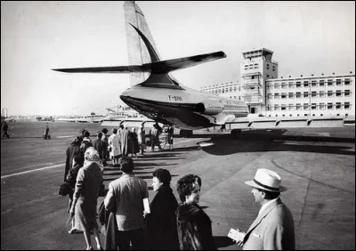 Quel est cet avion commercial moyen-courrier original où l'on peut monter par l'arrière au milieu du fuselage ?