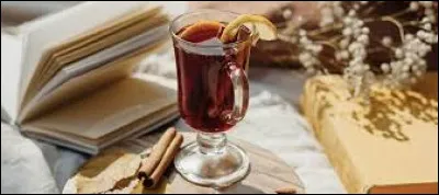 Comment s'appelle cette ancienne boisson à base de vin, sucrée et aromatisée aux épices ?