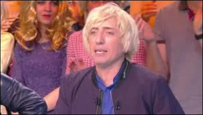 Quel humoriste parle souvent du 'blond' dans ses sketchs ?