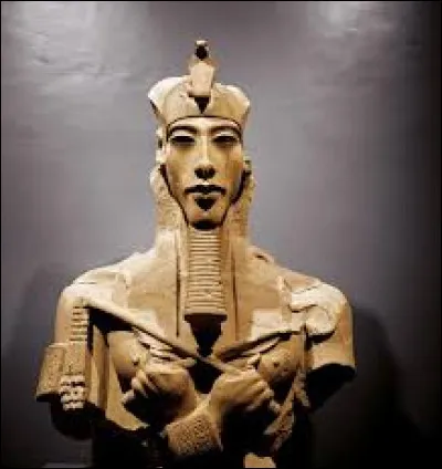 Ak comme Akhenaton. Pharaon régnant sur l'Égypte de -1355 à -1337 av. J-C, il est le fils de...