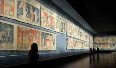 Ap comme tenture de l'Apocalypse. Réalisée à la fin du XIVe siècle sur commande du duc Louis Ier d'Anjou, cette uvre est le plus important ensemble de tapisseries médiévales subsistant au monde. Dans quel château de la région Pays de la Loire pourrez-vous l'admirer ?