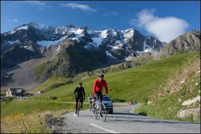 Quel est ce col, connu des grands cyclistes, situé à 2642 m, qui est accessible, à partir de Valloire en Savoie, en haut d'une côte vertigineuse de 18 km ?