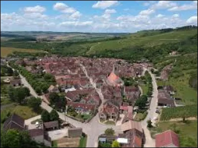 Je vous emmène maintenant en Bourgogne-Franche-Comté, à Irancy. Village viticole de l'aire d'attraction Auxerroise, il se situe dans le département ...