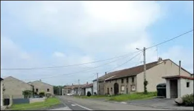 Nous sommes en Lorraine, dans une rue de Richeval. Village sans église, dans le pays de Sarrebourg, bordé par la Voise, il se situe dans le département ...