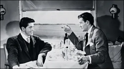 Quel est ce film à suspens d'Alfred Hitchcock sorti en 1951 ?