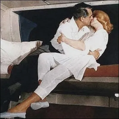 Dans quel film d'espionnage, Cary Grant embrasse-t-il une amie dans un train couchette ?