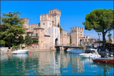 Le lac de Garde, en Italie borde-t-il les îles Borromées ?