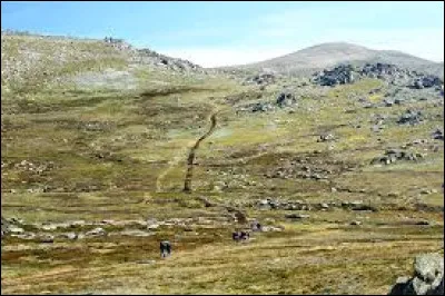 Dans quel pays se situe le mont Kosciuszko (2 228 mètres) ?