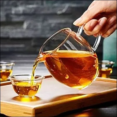 Quelle fleur des montagnes possède des racines utilisées depuis lAntiquité pour produire des alcools apéritifs ou digestifs ?