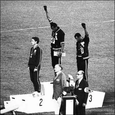 Quelle édition des Jeux olympiques dété a été marquée par les poings levés des athlètes américains Tommie Smith et John Carlos, médaillés sur 200 mètres ?