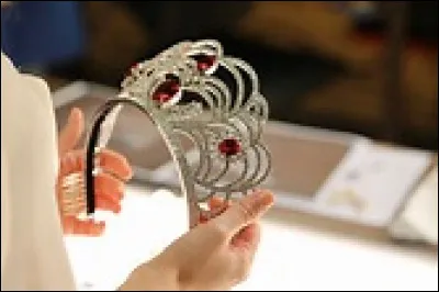 Cora Vaucaire - La Complainte De La Butte - En haut de la rue Saint-Vincent, un poète et une inconnue, / S'aimèr'nt l'espace d'un instant, mais il ne l'a jamais revue. / Cette chanson, il composa, espérant que son inconnue, / Un matin d'printemps l'entendra quelque part au coin d'une rue. 
Que pose la lune trop blême sur tes cheveux roux ?